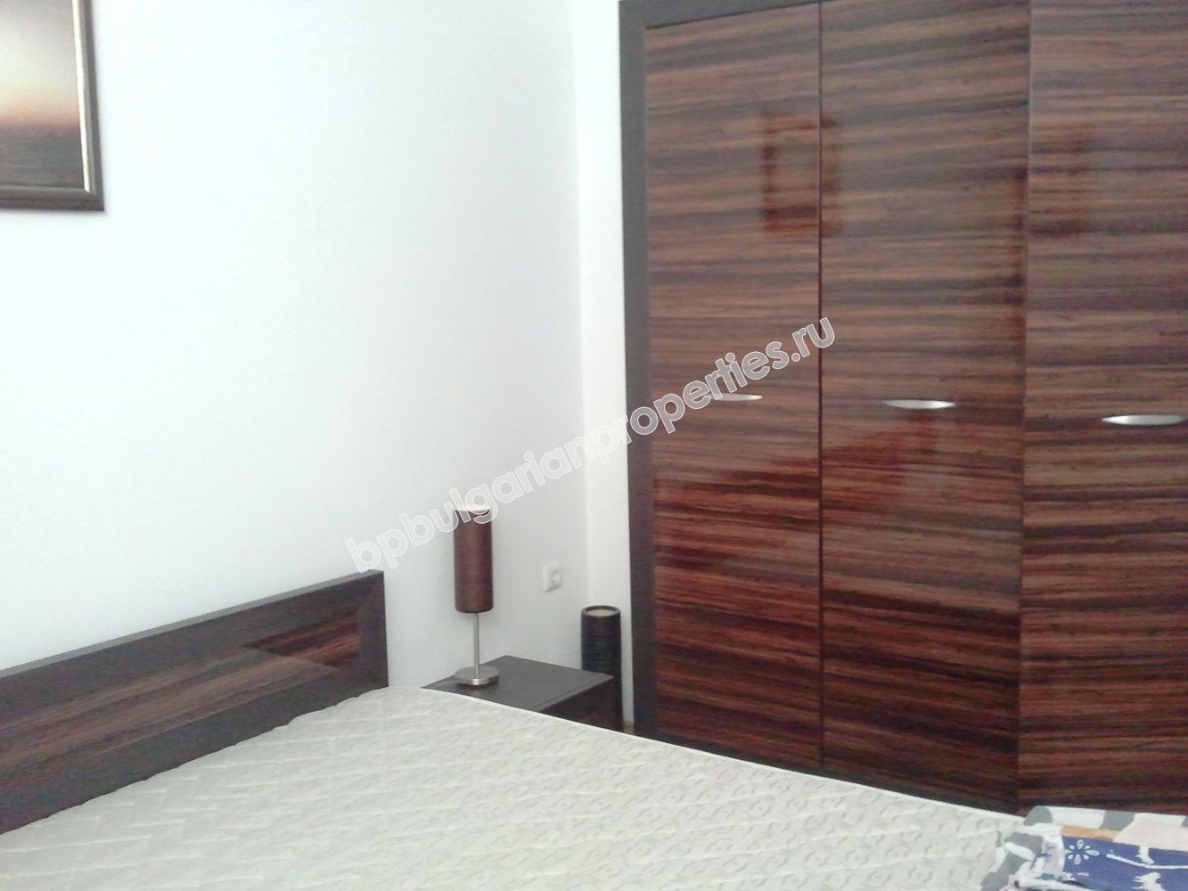 Люксовая меблированная трехкомнатная квартира недалеко от Южного пляжа на продажу в курорте Равда