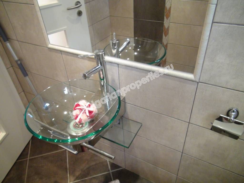 Меблированная трехкомнатная квартира на продажу недалеко от центра курорта Солнечный Берег