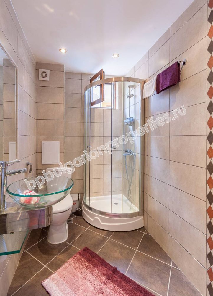 Меблированная трехкомнатная квартира на продажу недалеко от центра курорта Солнечный Берег