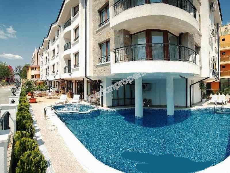 Меблированная трехкомнатная квартира на продажу недалеко от центра курорта Солнечный Берег