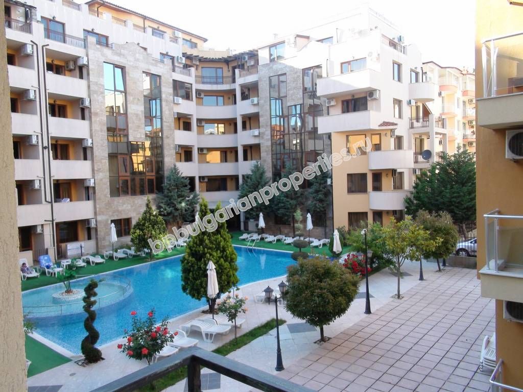 Меблированная трехкомнатная квартира на продажу недалеко от центра курорта Солнечный Берег