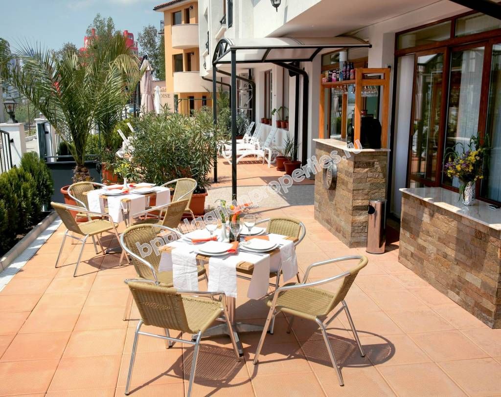 Меблированная трехкомнатная квартира на продажу недалеко от центра курорта Солнечный Берег