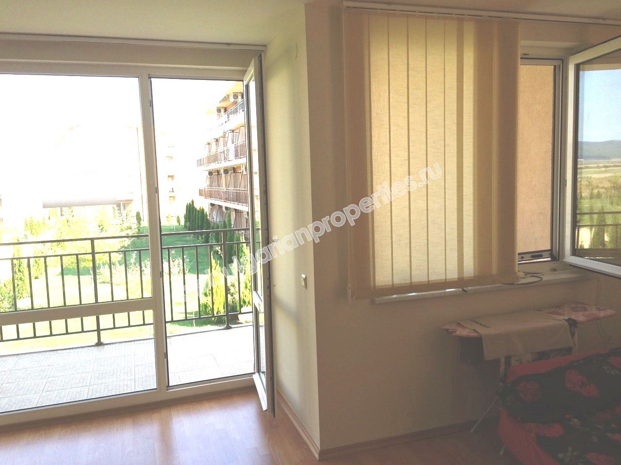 Просторная меблированная студия близко к морю на продажу в курорте Солнечный Берег