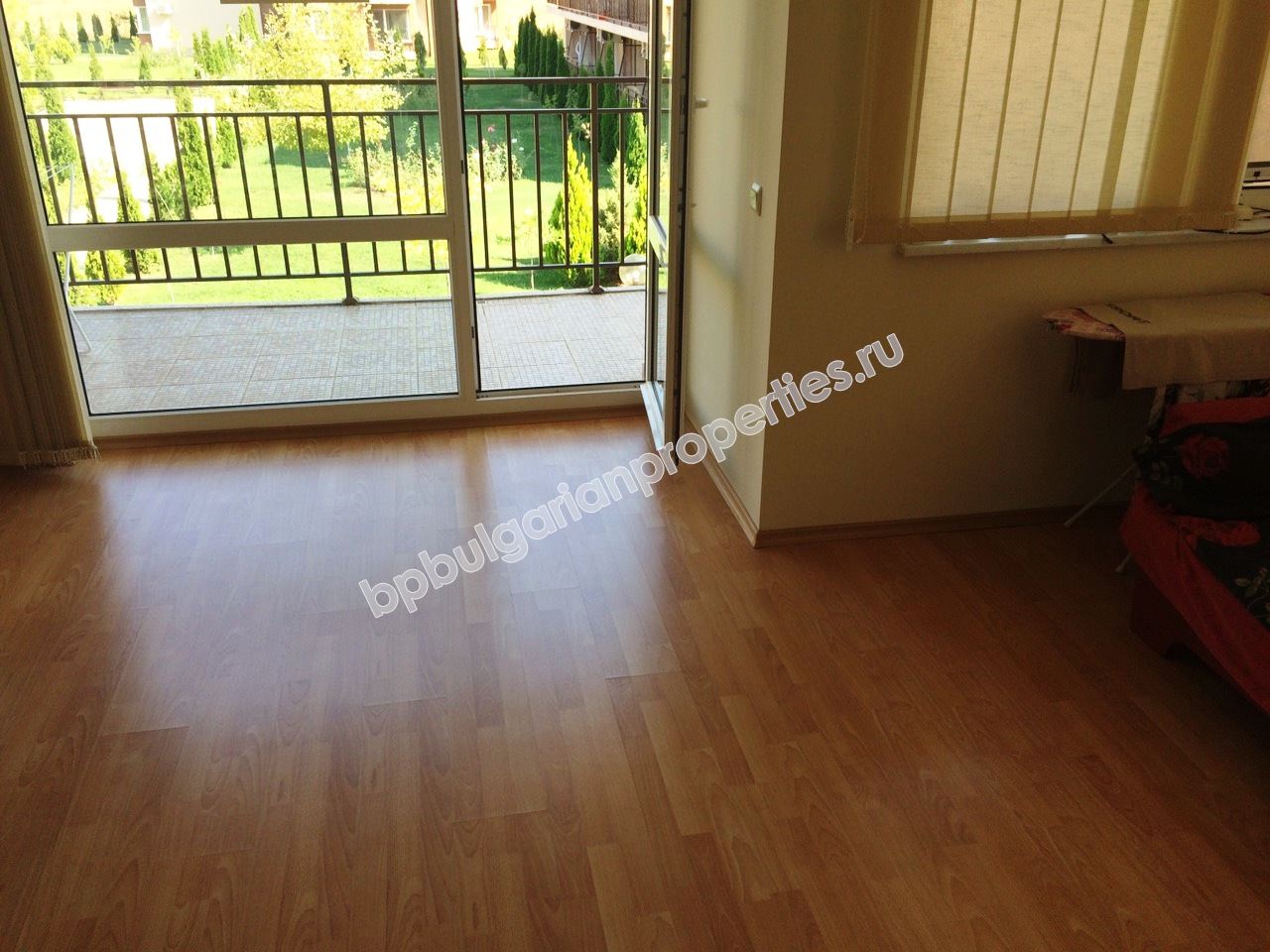 Просторная меблированная студия близко к морю на продажу в курорте Солнечный Берег