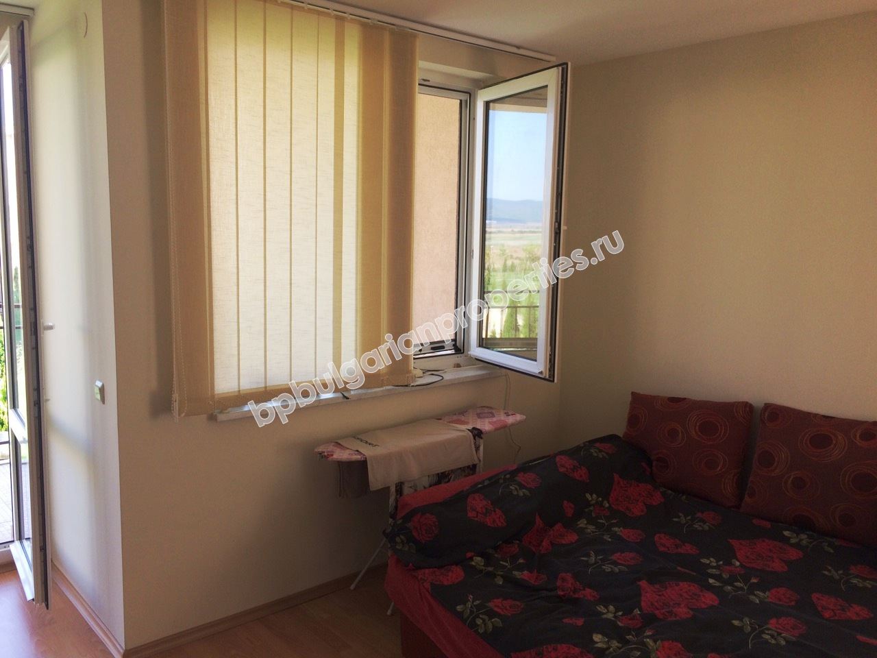 Просторная меблированная студия близко к морю на продажу в курорте Солнечный Берег