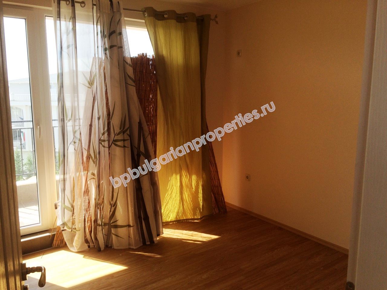 Просторная меблированная студия близко к морю на продажу в курорте Солнечный Берег