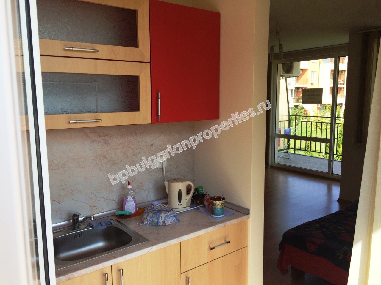 Просторная меблированная студия близко к морю на продажу в курорте Солнечный Берег