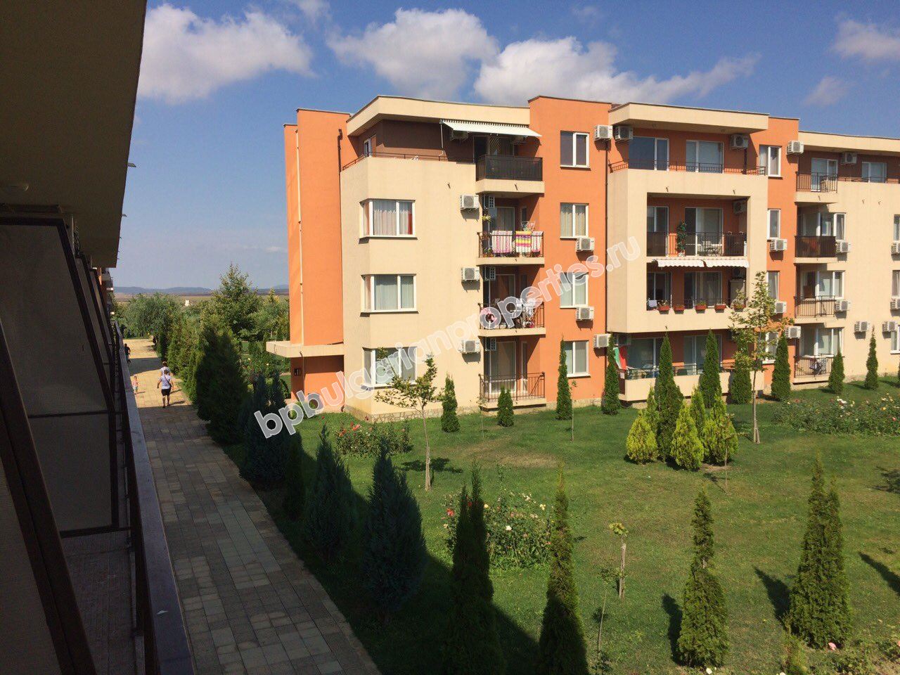 Просторная меблированная студия близко к морю на продажу в курорте Солнечный Берег