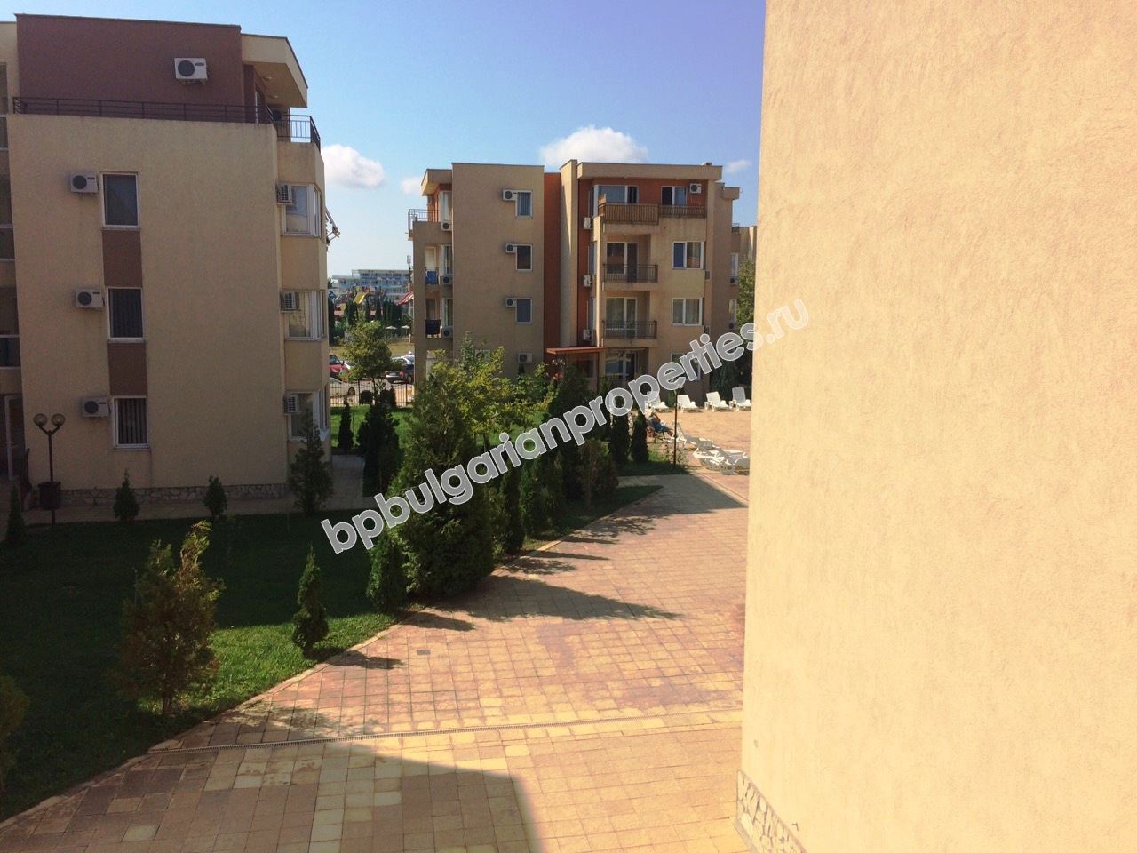 Просторная меблированная студия близко к морю на продажу в курорте Солнечный Берег