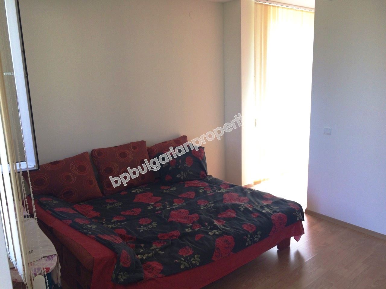 Просторная меблированная студия близко к морю на продажу в курорте Солнечный Берег