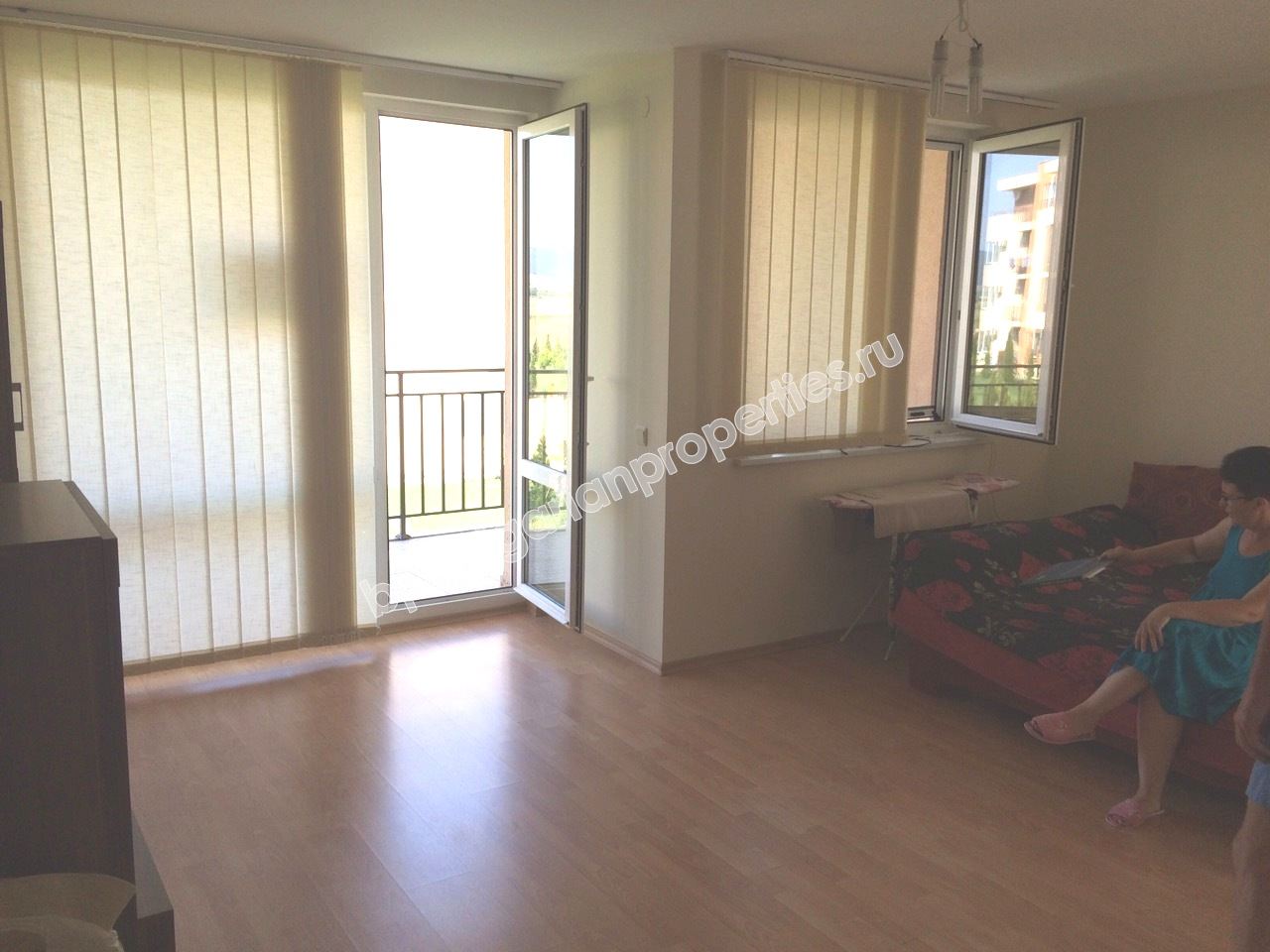 Просторная меблированная студия близко к морю на продажу в курорте Солнечный Берег