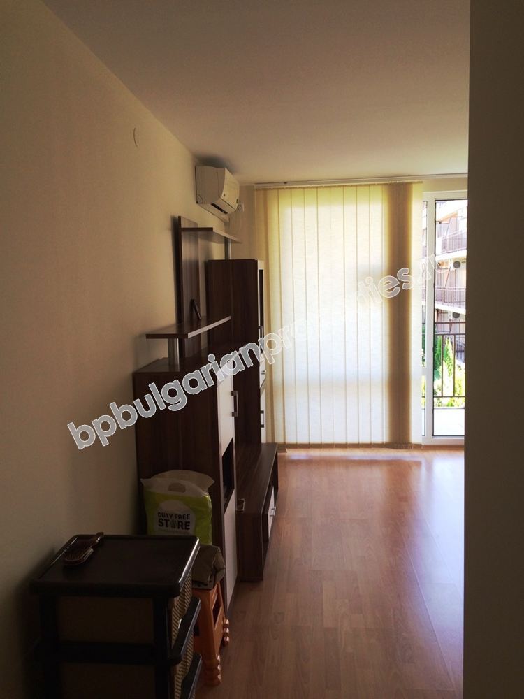 Просторная меблированная студия близко к морю на продажу в курорте Солнечный Берег