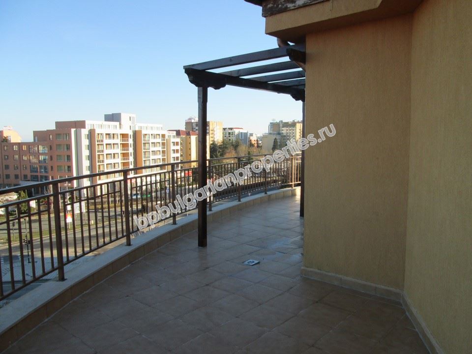 Большая меблированная  квартира с 2 спальнями в центре Солнечного Берега