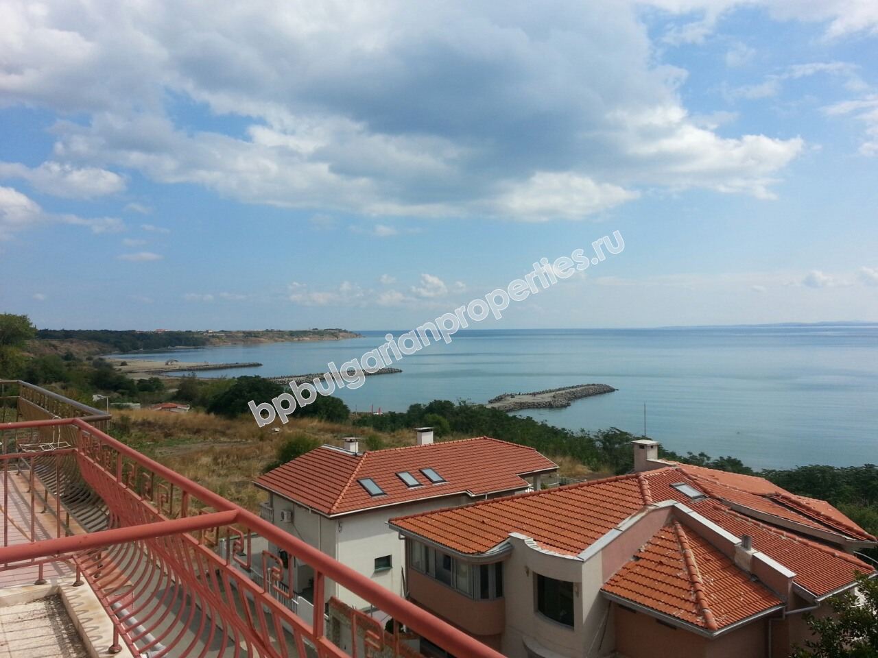 На продажу меблированная двухкомнатная квартира на первой линии моря в квартале города Бургас  - Сарафово