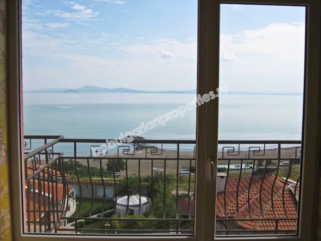 На продажу меблированная двухкомнатная квартира на первой линии моря в квартале города Бургас  - Сарафово