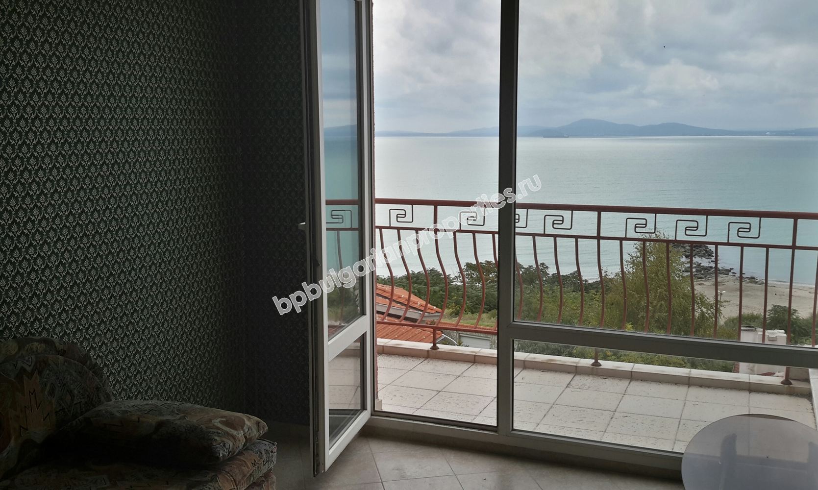 На продажу меблированная двухкомнатная квартира на первой линии моря в квартале города Бургас  - Сарафово