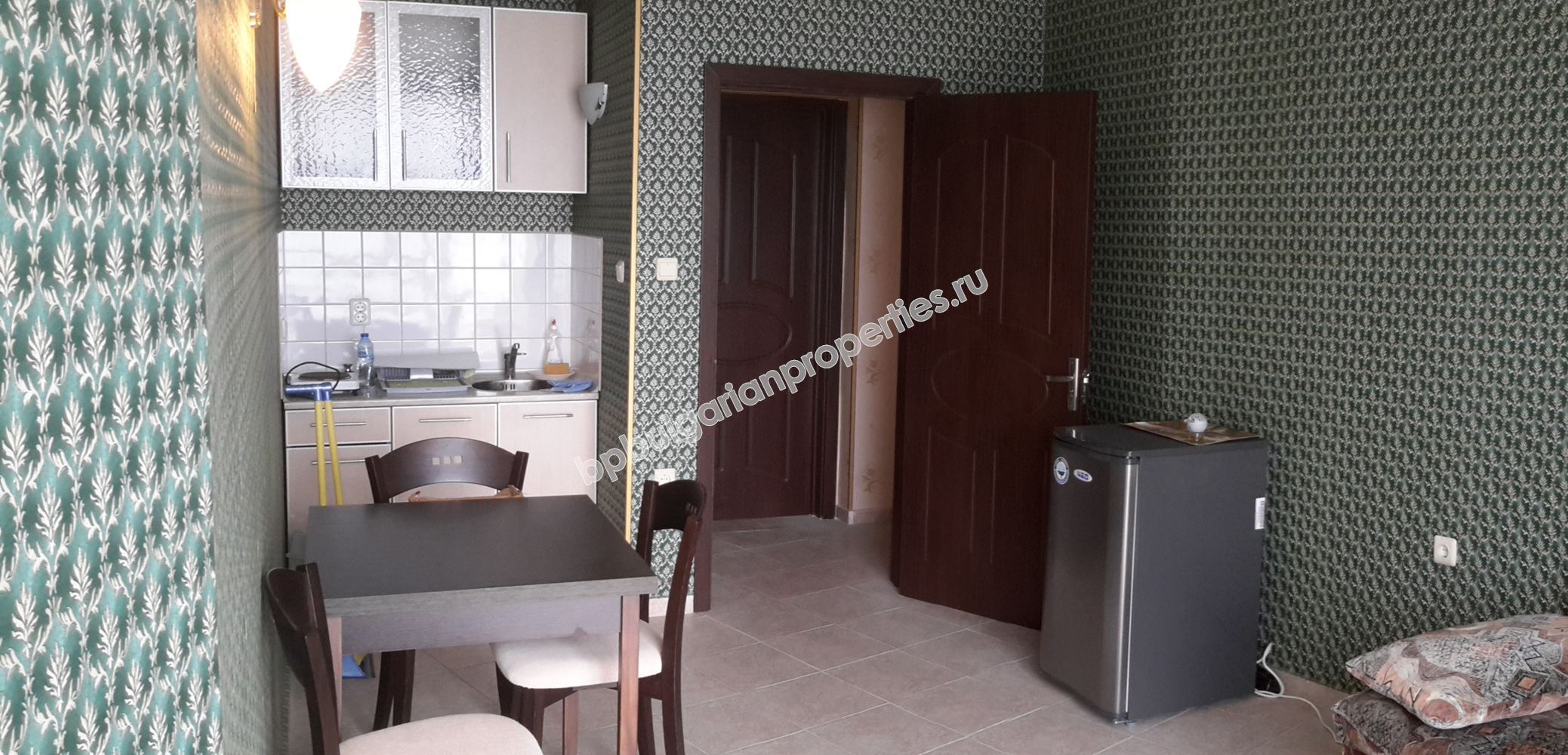 На продажу меблированная двухкомнатная квартира на первой линии моря в квартале города Бургас  - Сарафово