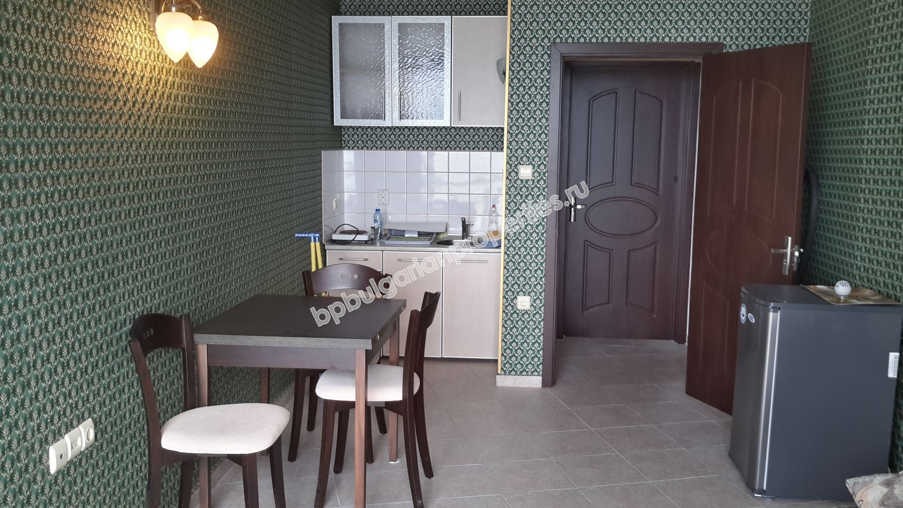 На продажу меблированная двухкомнатная квартира на первой линии моря в квартале города Бургас  - Сарафово