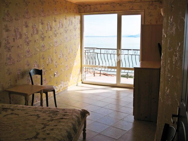 На продажу меблированная двухкомнатная квартира на первой линии моря в квартале города Бургас  - Сарафово