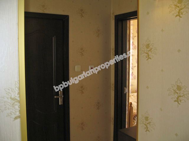 На продажу меблированная двухкомнатная квартира на первой линии моря в квартале города Бургас  - Сарафово