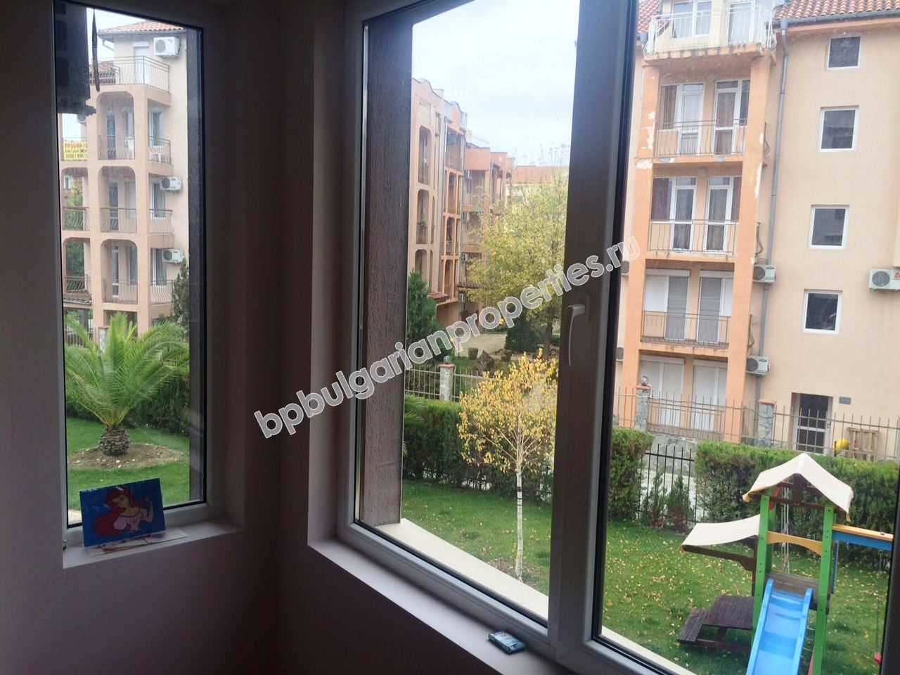 Трехкомнатная меблированная квартира близко к пляжу на продажу в курорте Солнечный берег