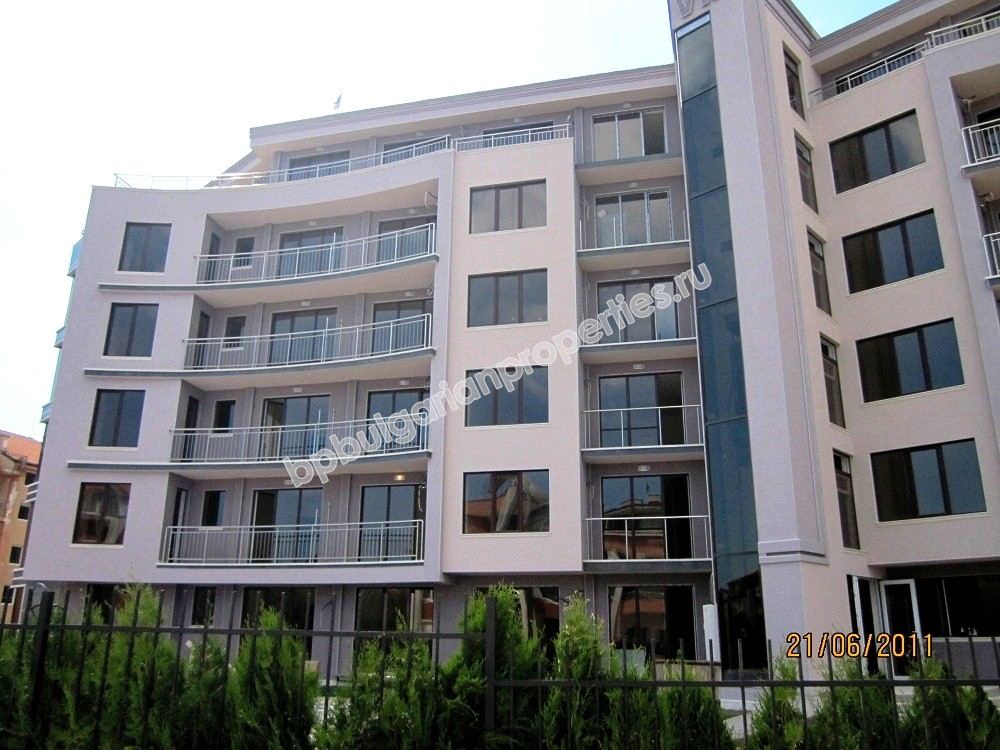 Трехкомнатная меблированная квартира близко к пляжу на продажу в курорте Солнечный берег