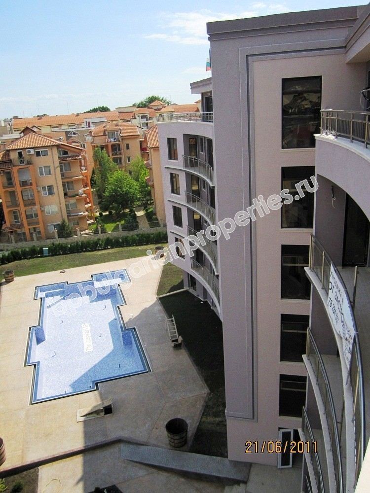 Трехкомнатная меблированная квартира близко к пляжу на продажу в курорте Солнечный берег