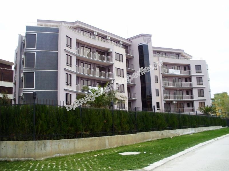 Трехкомнатная меблированная квартира близко к пляжу на продажу в курорте Солнечный берег