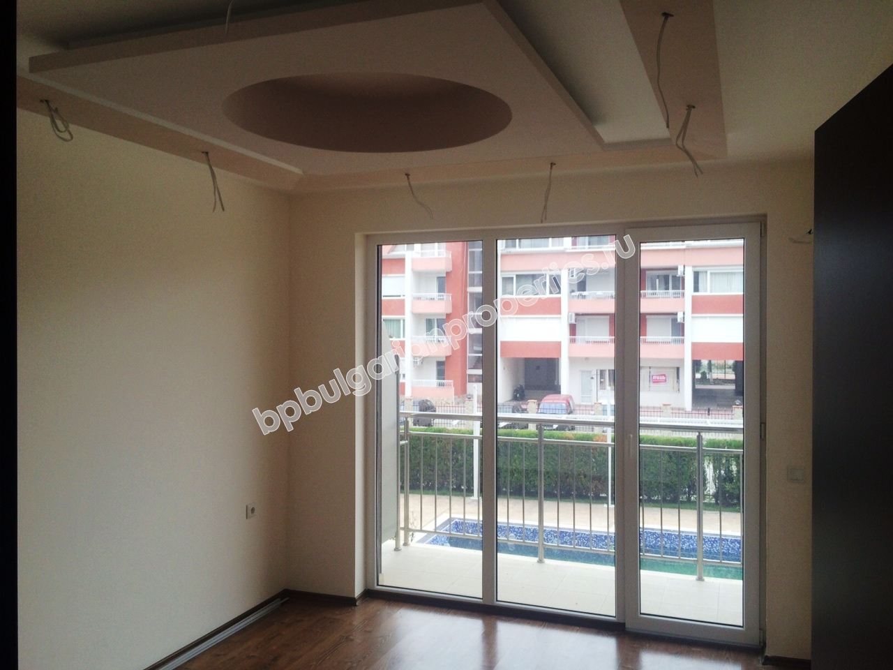 Трехкомнатная меблированная квартира близко к пляжу на продажу в курорте Солнечный берег