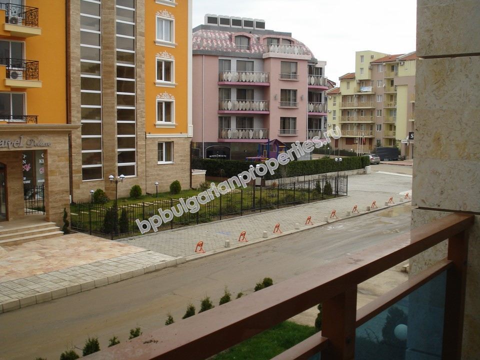 Двухкомнатная квартира с одной спальней в центре курорта Солнечный берег