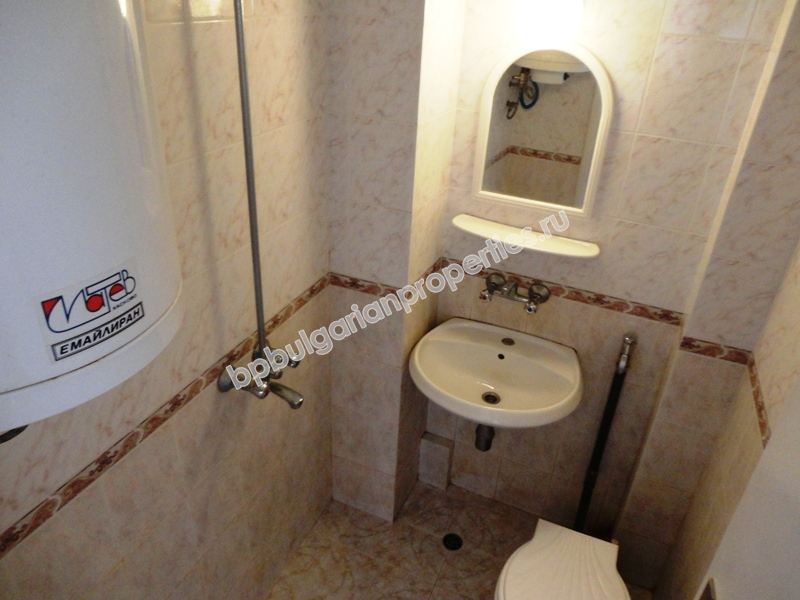 Меблированная двухкомнатная квартира с видом на море в центре города Несебр