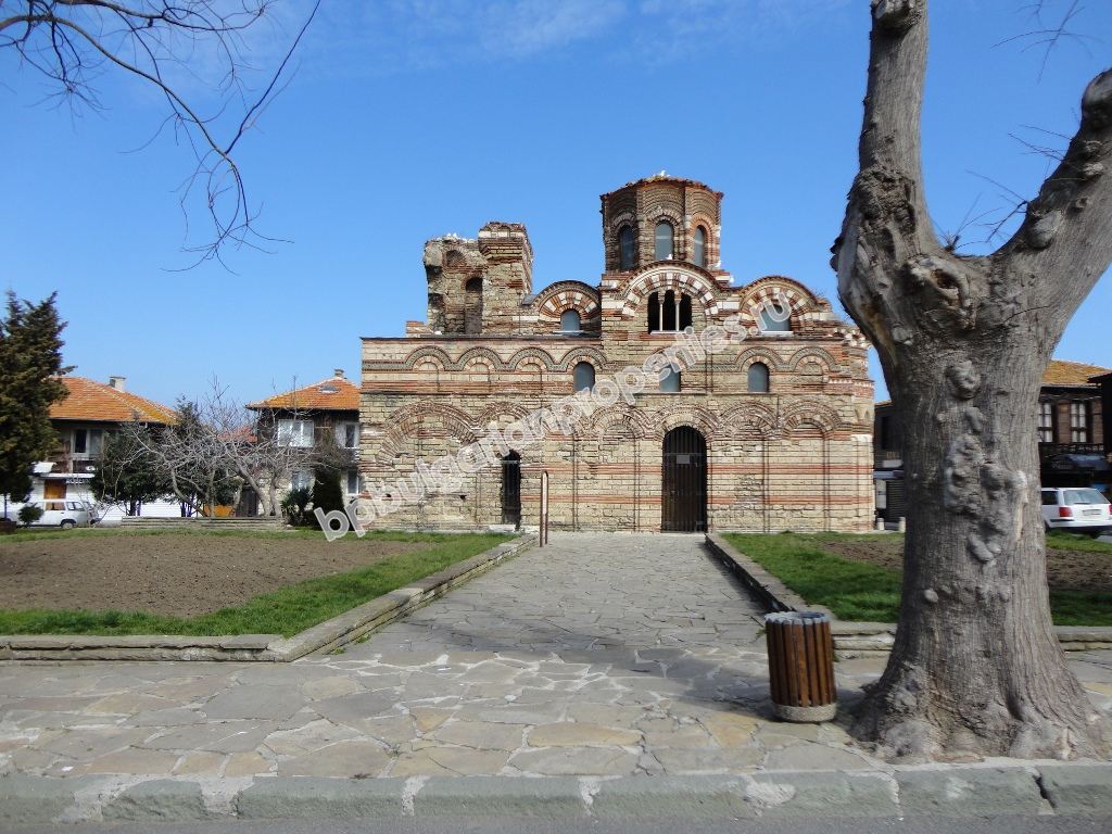 Меблированная двухкомнатная квартира с видом на море в центре города Несебр