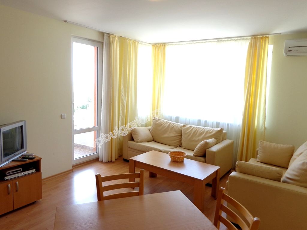 Двухкомнатная меблированная квартира на продажу близко к морю в курорте Святой Влас