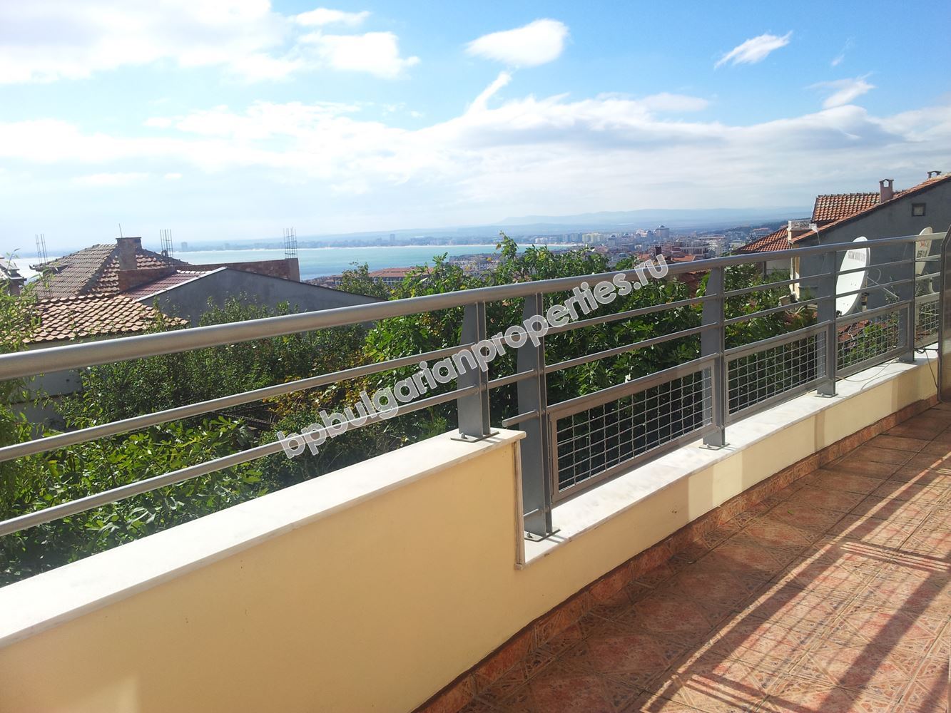 Меблированная квартира с видом на море в жилом доме в Святом Власе