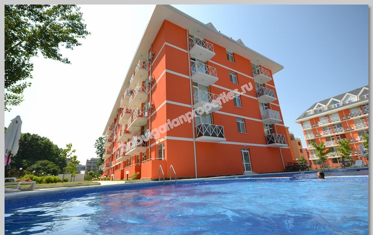 Дешевая трехспальная квартира-мезонин на продажу в курорте Солнечный Берег