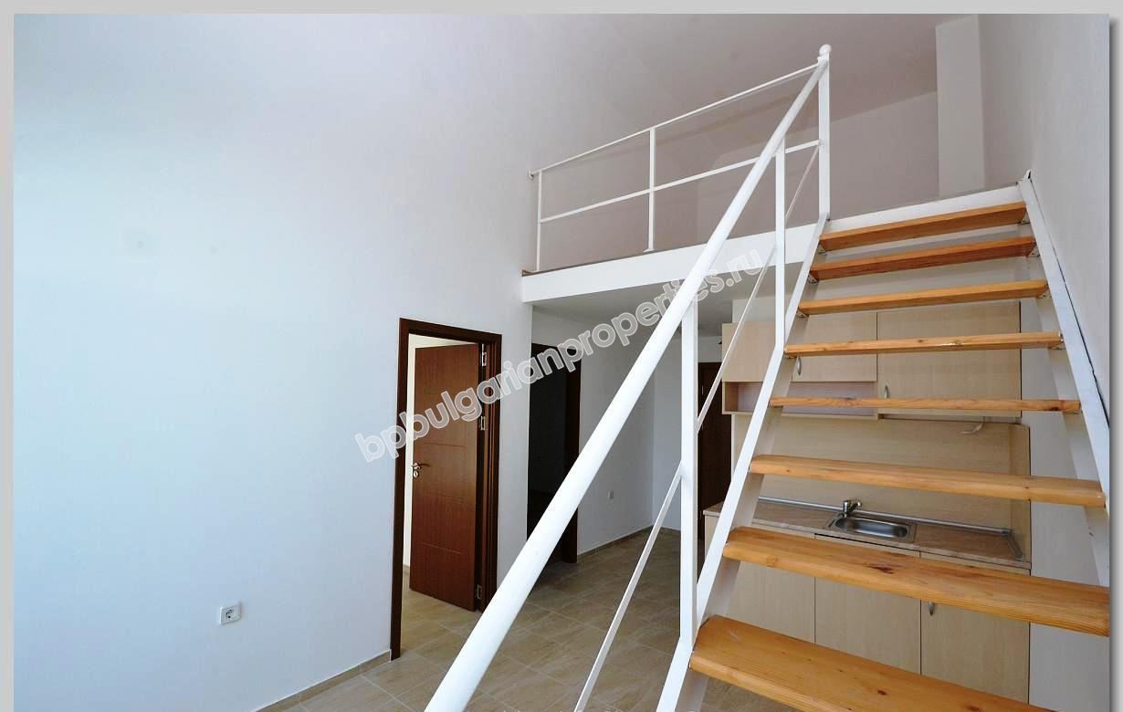 Дешевая трехспальная квартира-мезонин на продажу в курорте Солнечный Берег