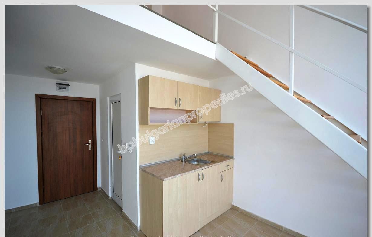 Дешевая трехспальная квартира-мезонин на продажу в курорте Солнечный Берег