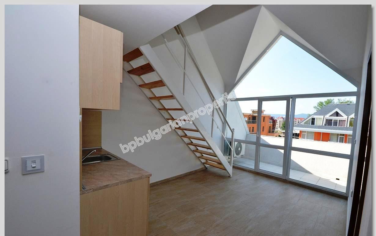 Дешевая трехспальная квартира-мезонин на продажу в курорте Солнечный Берег