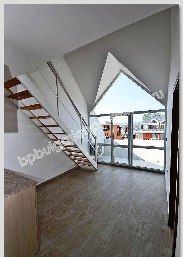 Дешевая трехспальная квартира-мезонин на продажу в курорте Солнечный Берег