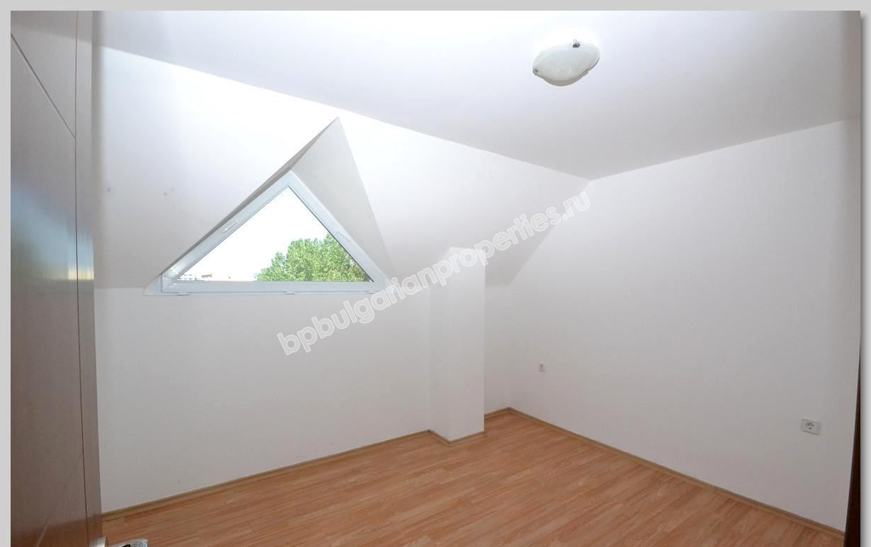 Дешевая трехспальная квартира-мезонин на продажу в курорте Солнечный Берег