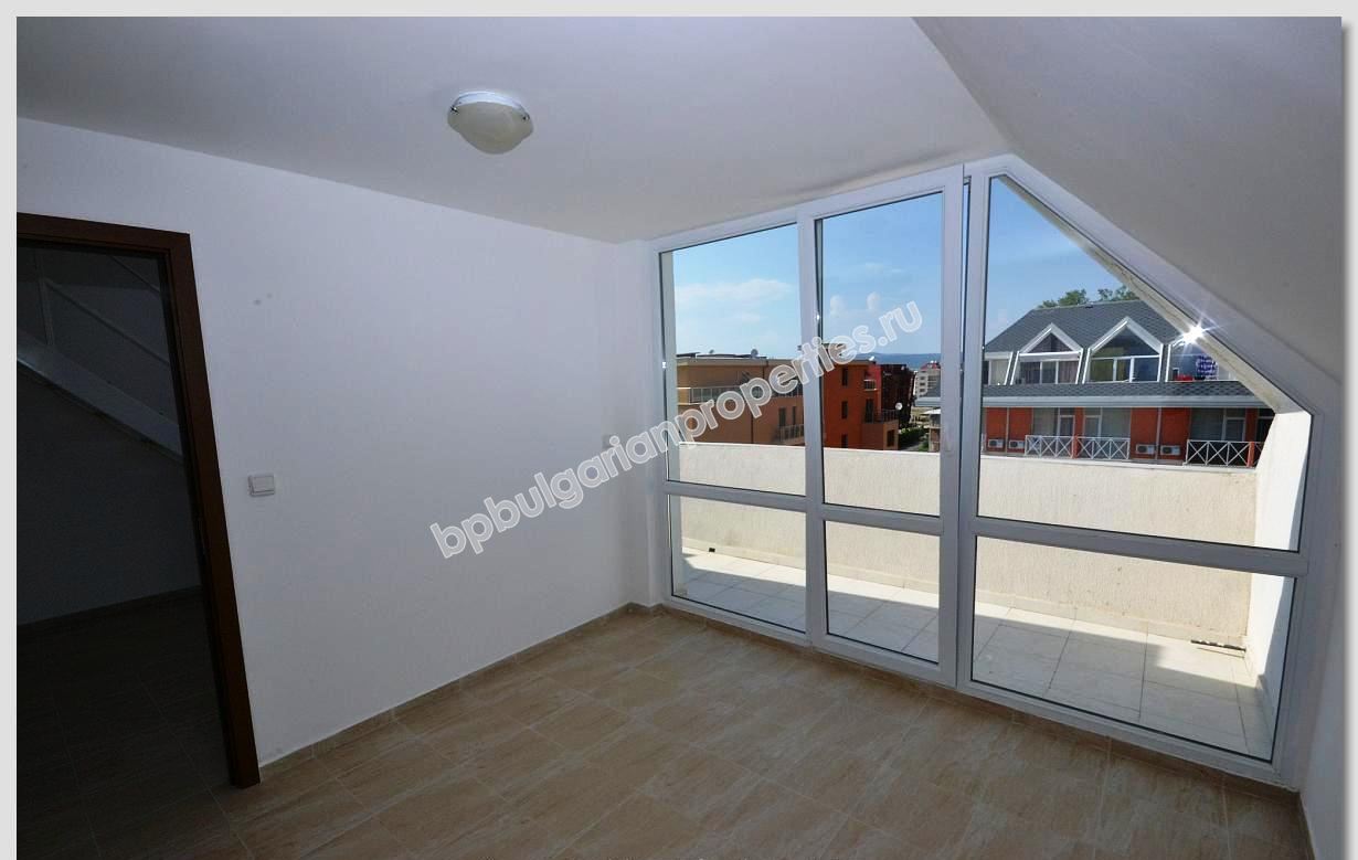 Дешевая трехспальная квартира-мезонин на продажу в курорте Солнечный Берег