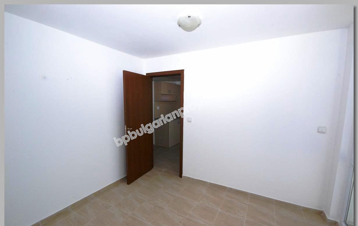 Дешевая трехспальная квартира-мезонин на продажу в курорте Солнечный Берег