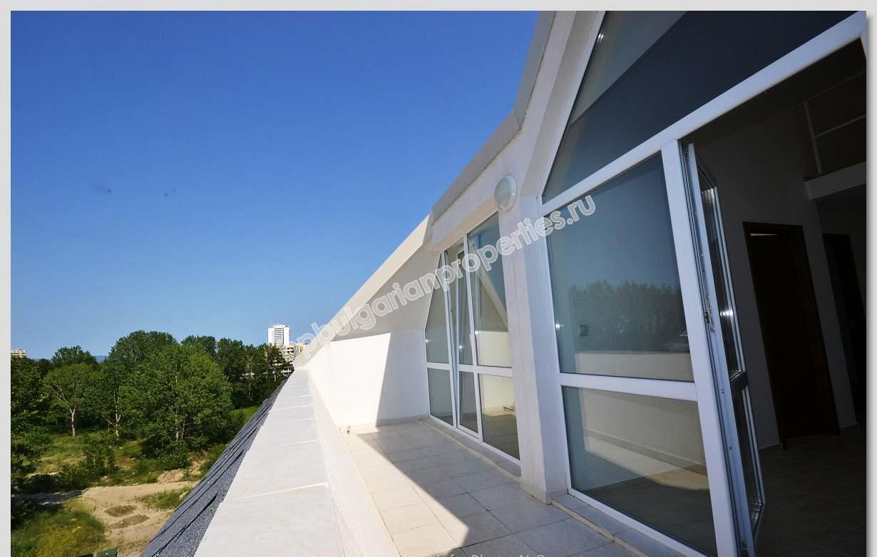 Дешевая трехспальная квартира-мезонин на продажу в курорте Солнечный Берег