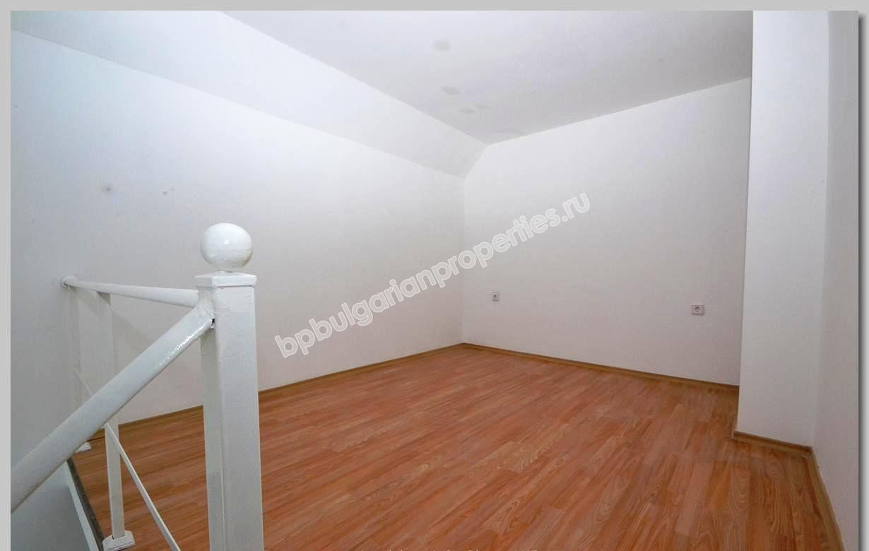 Дешевая трехспальная квартира-мезонин на продажу в курорте Солнечный Берег