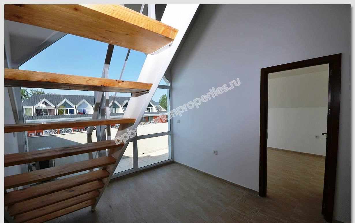 Дешевая трехспальная квартира-мезонин на продажу в курорте Солнечный Берег