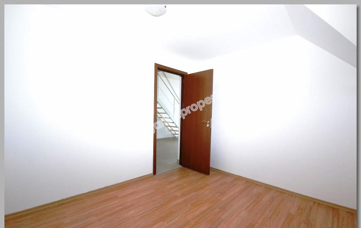 Дешевая трехспальная квартира-мезонин на продажу в курорте Солнечный Берег