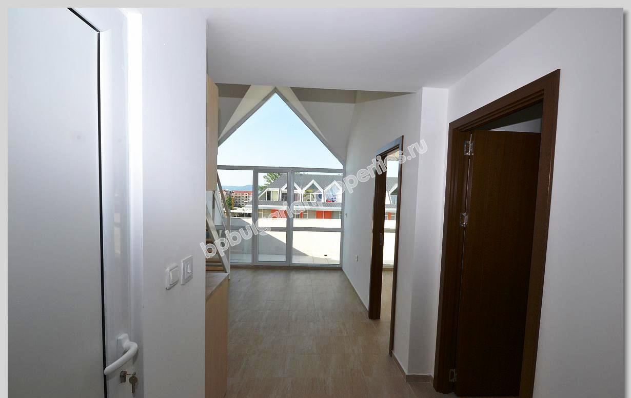 Дешевая трехспальная квартира-мезонин на продажу в курорте Солнечный Берег