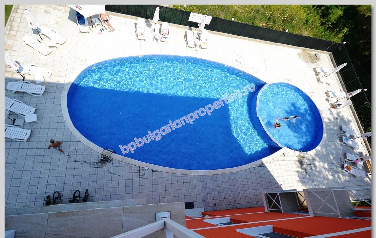 Дешевая трехспальная квартира-мезонин на продажу в курорте Солнечный Берег