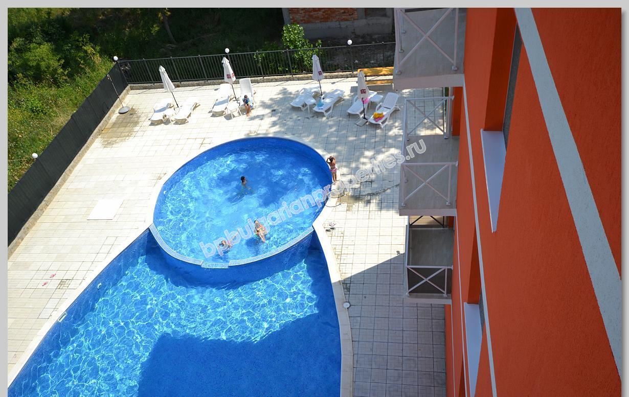 Дешевая трехспальная квартира-мезонин на продажу в курорте Солнечный Берег