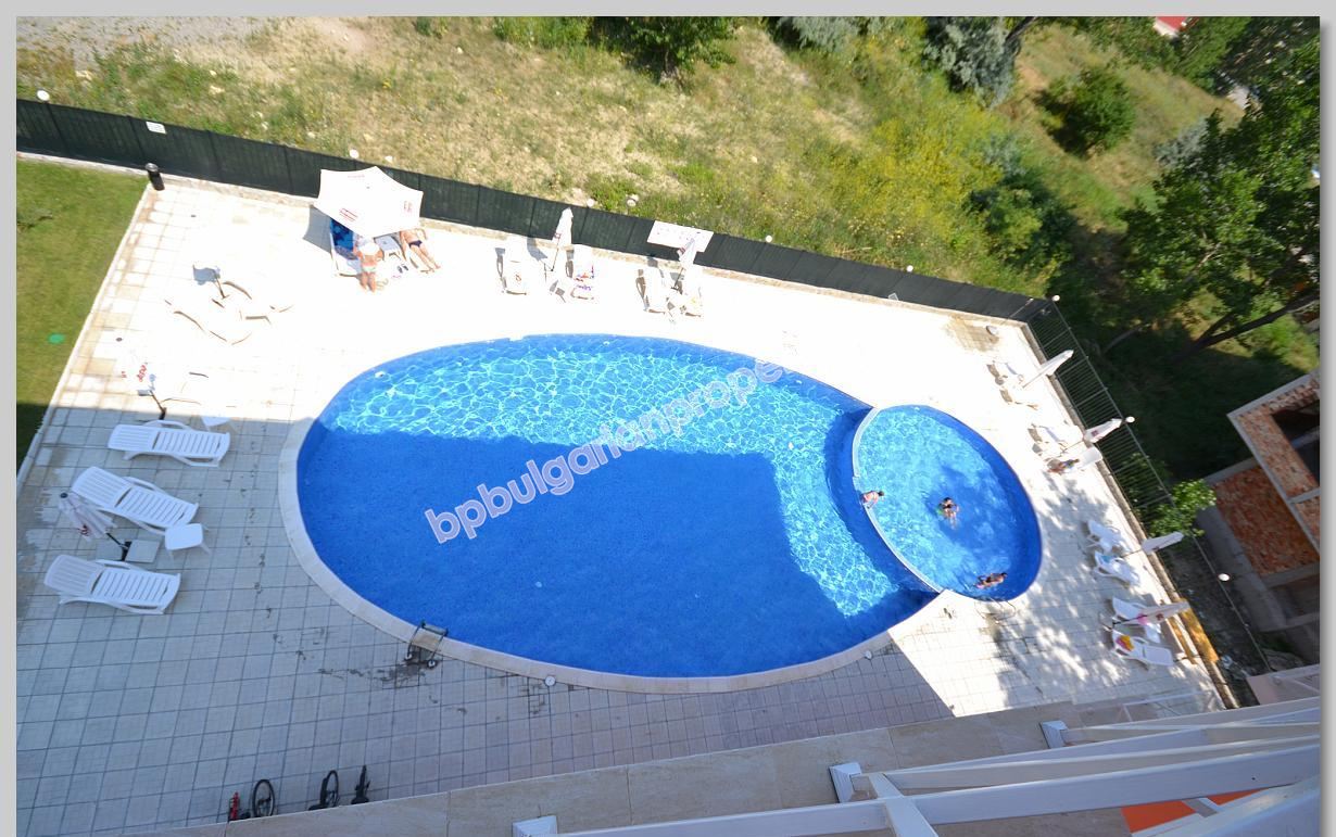 Дешевая трехспальная квартира-мезонин на продажу в курорте Солнечный Берег